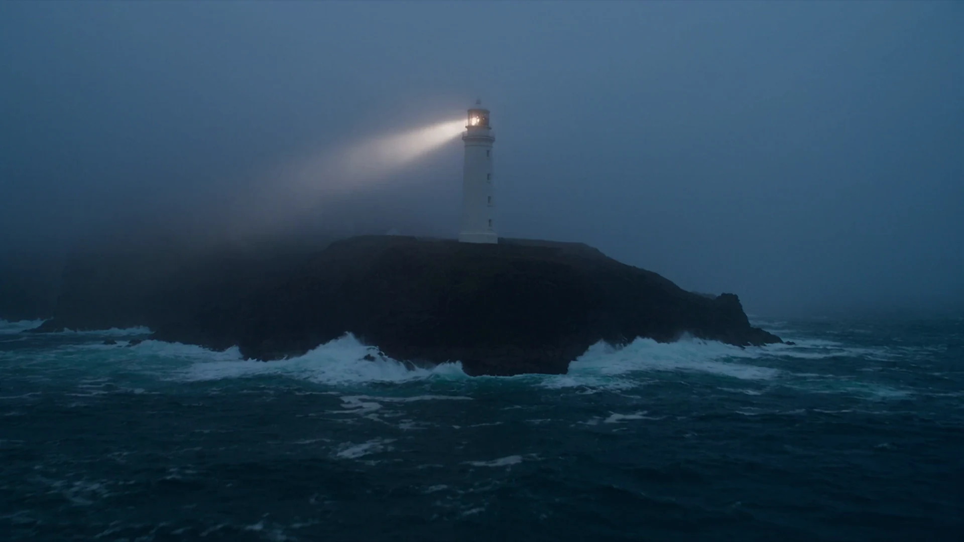 Un faro bianco su un'isola rocciosa al tramonto, il fascio che taglia la nebbia sopra una forte mareggiata, renderizzato sul motore Premium